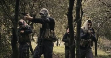Çatışma sırasında ormanlık alanda devriye gezen silahlı teröristlerden oluşan ekip