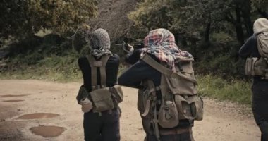 Çatışma sırasında ormanlık alanda devriye gezen silahlı teröristlerden oluşan ekip
