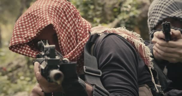 Team van gewapende terroristen patrouilleren een bosgebied tijdens gevechten — Stockvideo