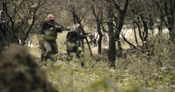 전투 중 숲 지역을 순찰하는 무장 테러리스트 분대 — 비디오