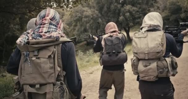 Загін збройних терористів, які патрулюють лісову зону під час бою — стокове відео