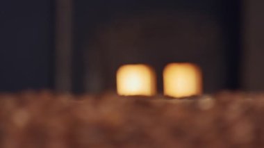 Arka planda fırın ateşi ile bir konveyör bant üzerinde kavrulmuş kahve çekirdekleri