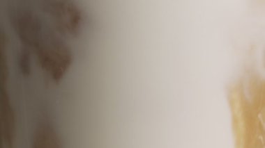 Espresso makinesi köpüklü süt ile latte fincan hazırlanıyor