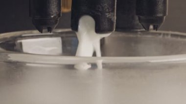 Köpüklü süt ile latte fincan hazırlama espresso makinesi Makro atış