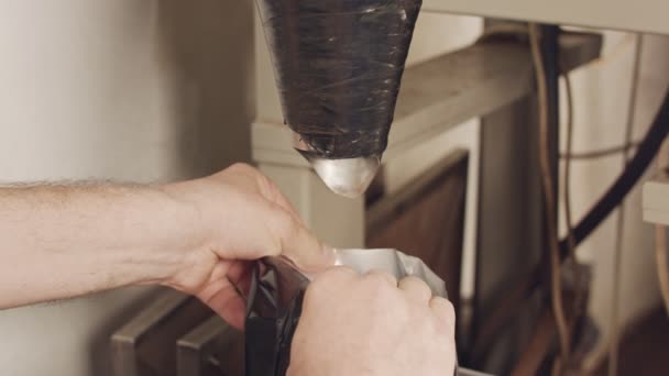 Händerna på arbetstagaren packning rostade kaffebönor i påsar — Stockvideo