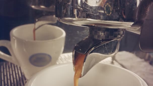 Makro der Kaffeemaschine zur Vorbereitung der Espresso-Tasse — Stockvideo