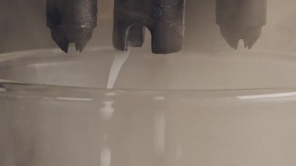 Makró lövés eszpresszó gép előkészítése latte csésze habosított tejjel — Stock videók