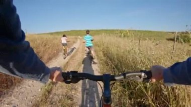 Pov iki çocuk babaları ile kırsal bir bisiklet yolculuğu zevk