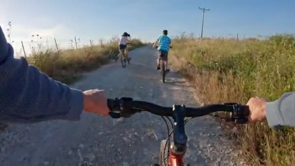 Pov iki çocuk babaları ile kırsal bir bisiklet yolculuğu zevk — Stok video