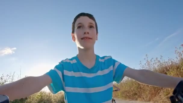 POV de um menino desfrutando de um passeio de bicicleta no campo rural — Vídeo de Stock