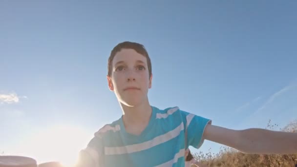 POV de um menino desfrutando de um passeio de bicicleta no campo rural — Vídeo de Stock