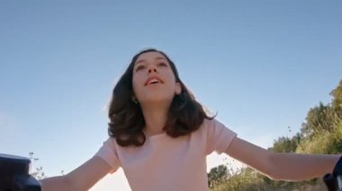 Pov kırsal kırsal bir bisiklet yolculuğu zevk genç bir kız