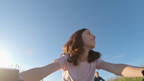 Punto de vista de una joven disfrutando de un paseo en bicicleta en el campo rural — Vídeos de Stock