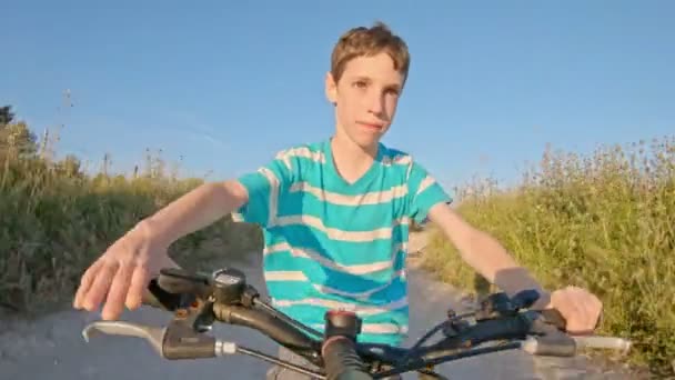 POV ενός νεαρού αγοριού που απολαμβάνει μια βόλτα με ποδήλατο στην ύπαιθρο — Αρχείο Βίντεο