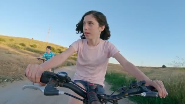 田舎の田舎で自転車に乗って楽しんでいる若い女の子のポン — ストック動画