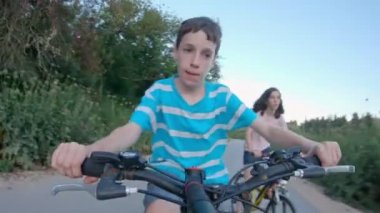 Pov kırsal kırsal bir bisiklet yolculuğu zevk genç bir çocuk