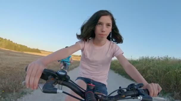 POV z mladé dívky, která si užívá jízdní kolo na venkovské krajině — Stock video