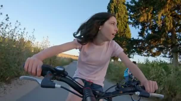 Punto di vista di una giovane ragazza che si gode un giro in bicicletta nella campagna rurale — Video Stock