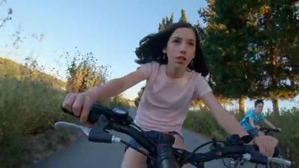Pov kırsal kırsal bir bisiklet yolculuğu zevk genç bir kız — Stok video
