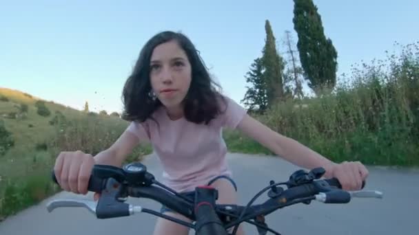 Punto de vista de una joven disfrutando de un paseo en bicicleta en el campo rural — Vídeos de Stock