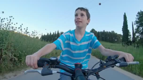 Punto de vista de un niño disfrutando de un paseo en bicicleta en el campo rural — Vídeos de Stock