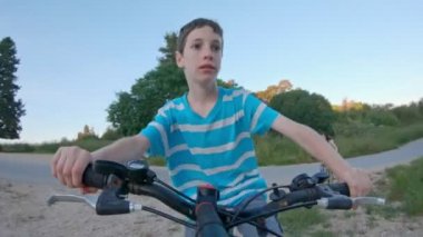 Pov kırsal kırsal bir bisiklet yolculuğu zevk genç bir çocuk