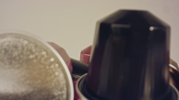 Макрозйомка капсул еспресо в різних кольорах і ароматах — стокове відео