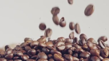 bir çuval içine düşen kahve çekirdekleri yavaş hareket