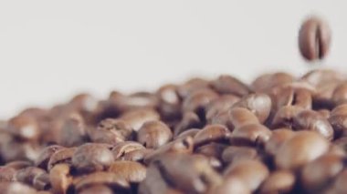 bir çuval içine düşen kahve çekirdekleri yavaş hareket