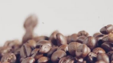 bir çuval içine düşen kahve çekirdekleri yavaş hareket