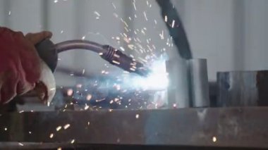 Bir kaynakçı kaynak inşaat çelik çerçeveler yavaş hareket