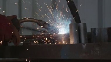 Bir kaynakçı kaynak inşaat çelik çerçeveler yavaş hareket