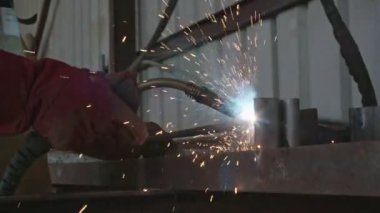 Bir kaynakçı kaynak inşaat çelik çerçeveler yavaş hareket