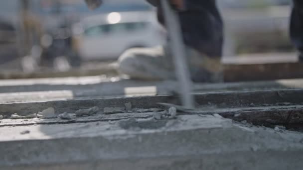 Trabajadores de la construcción limpieza de moldes de hormigón de acero — Vídeo de stock