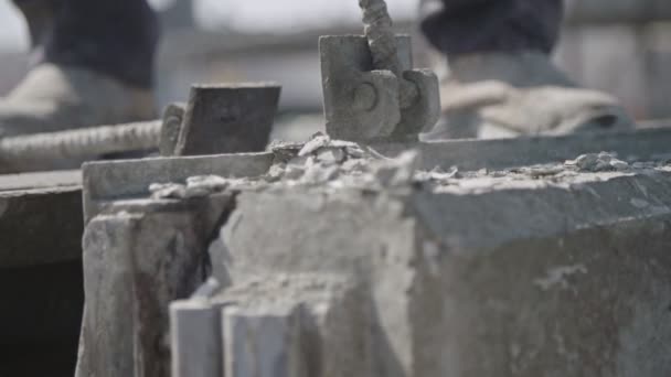 Trabalhadores da construção civil limpeza moldes de concreto de aço — Vídeo de Stock