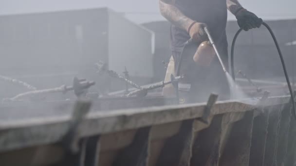 Trabalhadores da construção civil limpeza moldes de concreto de aço — Vídeo de Stock