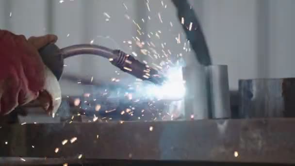 Movimiento lento de una soldadura soldadora construcción marcos de acero — Vídeo de stock