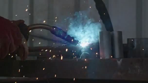 Movimento lento de um soldador soldagem construção de armações de aço — Vídeo de Stock