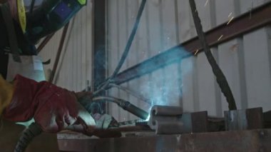 Bir kaynakçı kaynak inşaat çelik çerçeveler yavaş hareket