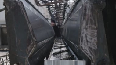 Çelik beton kalıpları hazırlayan inşaat işçileri