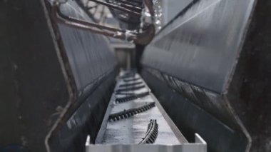 Çelik beton kalıpları hazırlayan inşaat işçileri