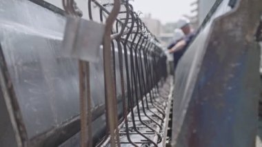 Çelik beton kalıpları hazırlayan inşaat işçileri