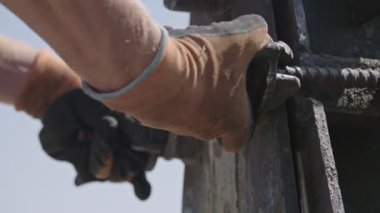 Çelik beton kalıpları hazırlayan inşaat işçileri