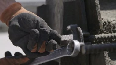 Çelik beton kalıpları hazırlayan inşaat işçileri