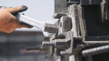 Çelik beton kalıpları hazırlayan inşaat işçileri