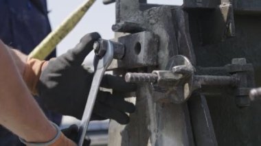 Çelik beton kalıpları hazırlayan inşaat işçileri