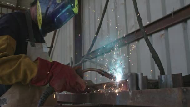 Movimiento lento de una soldadura soldadora construcción marcos de acero — Vídeos de Stock