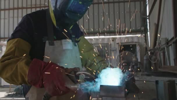 Movimiento lento de una soldadura soldadora construcción marcos de acero — Vídeos de Stock