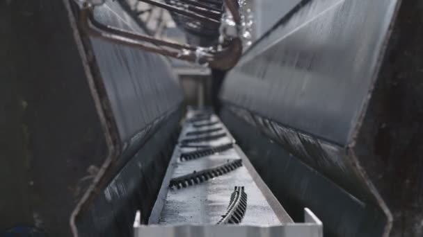 Строители готовят стальные бетонные формы — стоковое видео