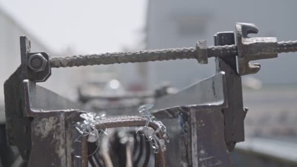 Trabajadores de la construcción preparando moldes de hormigón de acero — Vídeos de Stock